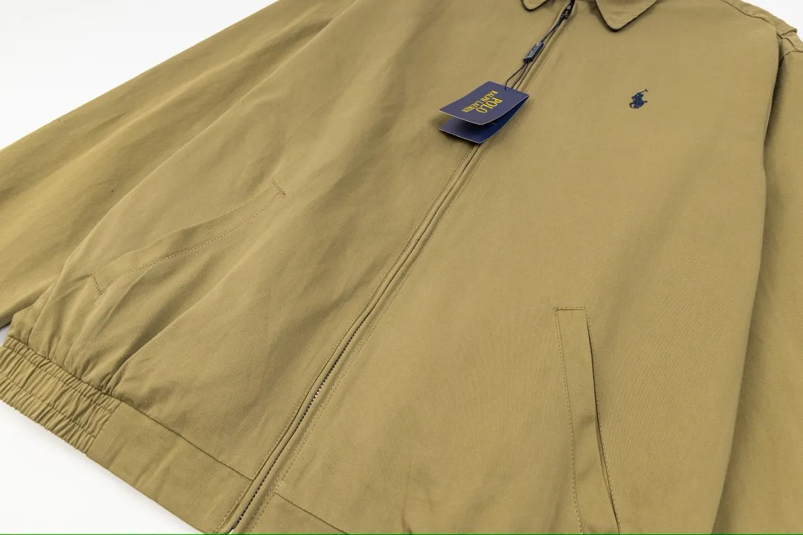 P300 model number: G317 Ralph Lauren's new 24ss classic embroidered logo lapel executive zipper jacket for both men and women. 1️⃣Selected from high-quality original developed pure cotton fabric, with customized plaid lining inside, the overall wear effect is very soft and comfortable. 2️⃣The workmanship details are perfectly controlled, with exquisite small logo embroidery on the chest, and the unique design style of splicing technology is used on the dropped shoulders to highlight your personality! The version is simple but not simple! 3️⃣ Complete with tag accessories, unisex design, and a very versatile jacket for men and women!  Color: black, navy blue, khaki Size: S, M, L, XL
